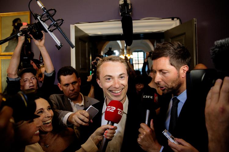 
Personer i den absolutte top af Dansk Folkeparti kan nu blive juridisk rodet ind i sagen om mulig EU-svindel, mener Politikens politiske kommentator, Kristian Madsen. I første omgang er det de DF's to tidligere EU-politikere, Morten Messerschmidt og Anders Vistisen, der skylder nogle svar, mener han.    Foto: Peter Hove Olesen/POLFOTO