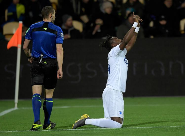 FC Københavns Dame N'Doye har scoret til 1-0 i kampen mod FCN, og så fik han lov til at gå ud efter en times tid. N'Doye skal være helt frisk til FCK's møde med Malmö FF i Parken torsdag aften.
   Foto: Lars Møller/Ritzau Scanpix
