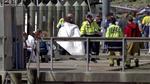 Redningspersonale hjælper personer, som befandt sig på White Island, hvor en vulkan gik i udbrud mandag eftermiddag lokal tid. Mindst en person er død.  Foto: Reuters Tv/Ritzau Scanpix
