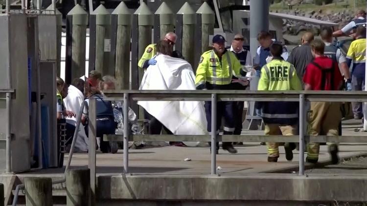 Redningspersonale hjælper personer, som befandt sig på White Island, hvor en vulkan gik i udbrud mandag eftermiddag lokal tid. Mindst en person er død.  Foto: Reuters Tv/Ritzau Scanpix