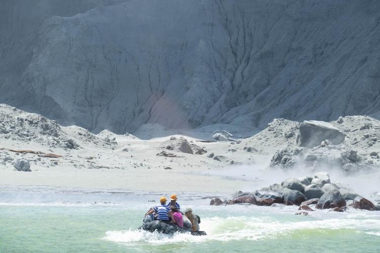 Guider evakuerer turister kort tid efter, en vulkan på øen White Island gik i udbrud.  Foto: @sch/Ritzau Scanpix