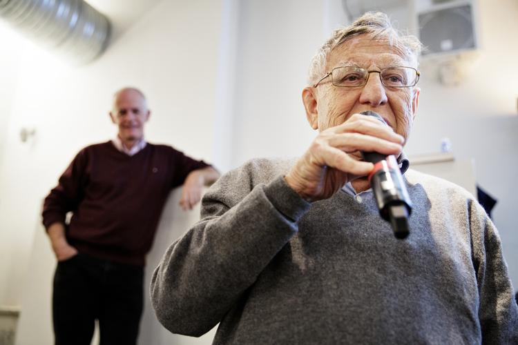 Herbert Pundiks pen blev ved med at sprudle, siger barndomsvennen Bent Melchior. I baggrunden af billedet ses Politikens seniorkorrespondent, Anders Jerichow.  Foto: Lasse Kofod (arkiv)/POLFOTO
