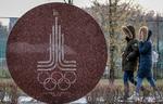 Et par går forbi monumentet for OL i 1980 nær  Luzhniki Stadion i Moskva. Landet har fået en straf på 4 års udelukkelse fra store internationale sportsbegivenheder, og det betyder bl.a. at Rusland udelukkes fra OL i 2020 og vinter-OL i 2022.  Foto: Yuri Kadobnov/Ritzau Scanpix