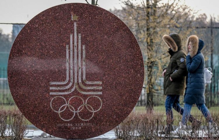 Et par går forbi monumentet for OL i 1980 nær  Luzhniki Stadion i Moskva. Landet har fået en straf på 4 års udelukkelse fra store internationale sportsbegivenheder, og det betyder bl.a. at Rusland udelukkes fra OL i 2020 og vinter-OL i 2022.  Foto: Yuri Kadobnov/Ritzau Scanpix