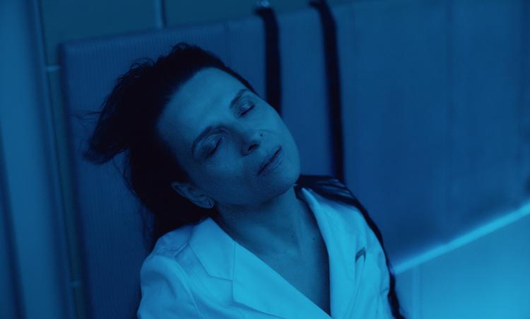 I 'High Life' spiller Juliette Binoche en mystisk rolle som reproduktionsdoktor på et rumskib. Foto: DFI
