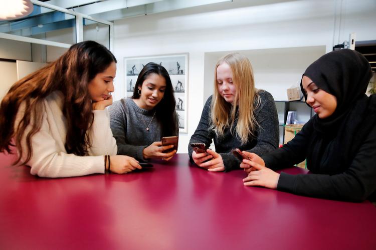Lara Aydin, Ashmal Sethi, Tenna Rasmussen
og Rawan Elsayed fra Herlev Gymnasium & HF bruger mellem 5 og 10 timer dagligt på mobilen. 

 Foto: Jens Dresling/POLFOTO