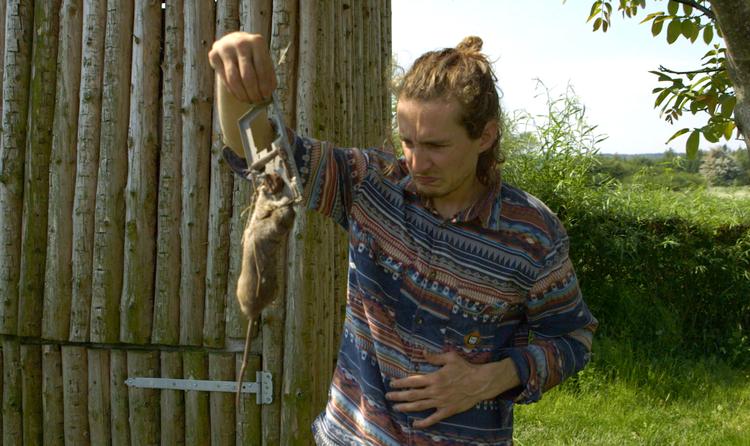 Kollektivisten Jakob kæmper en kamp mod rotterne på gården. Og det flytter hans grænser.  