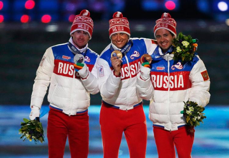 De russiske mænd var suveræne på 50 km langrend ved vinter-OL i Sotji. Alexander Legkov vandt foran Maxim Vylegzhanin og Ilia Chernousov. Senere blev de to førstnævnte frataget deres medaljer for at være involveret i Ruslands dopingskandale, men de fik dem igen efter en appelsag ved Cas.  Foto: Phil Noble/Ritzau Scanpix