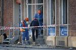 Politiets teknikere, forsvarets ammunitionsryddere og beredskabsstyrelsen  ved det pizzeria på Jyllingevej, der tidligt onsdag morgen 18. september blev sprængt i luften.
   Foto: Jens Dresling/POLFOTO