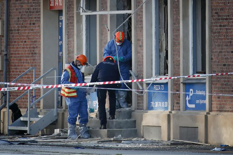 Politiets teknikere, forsvarets ammunitionsryddere og beredskabsstyrelsen  ved det pizzeria på Jyllingevej, der tidligt onsdag morgen 18. september blev sprængt i luften.
   Foto: Jens Dresling/POLFOTO