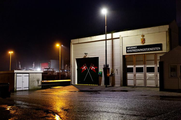 Redningsstationer. Det er blandt andet vedligeholdelsesarbejde og bestillinger af lamper med mere til redningsstationer som denne i Hvide Sande, der fik whistlebloweren til at undre sig.
  
   Foto: Astrid Dalum