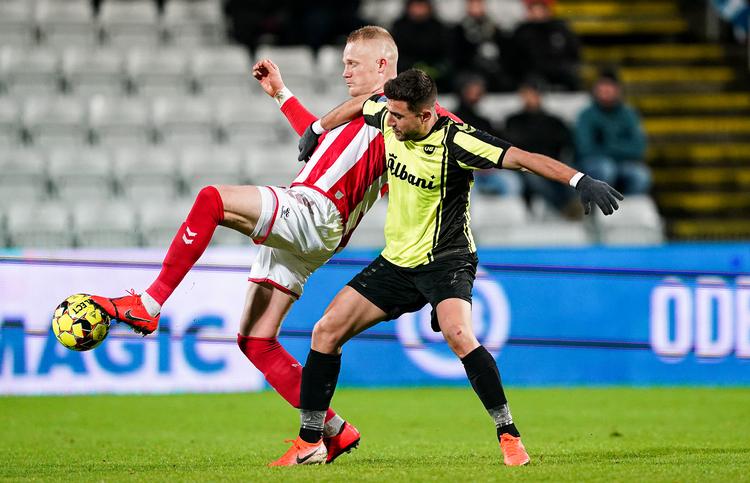 Rasmus Thelander (tv.) og Bashkim Kadrii i nærkamp under mandagens 0-0-kamp.   Foto: Claus Fisker/Ritzau Scanpix