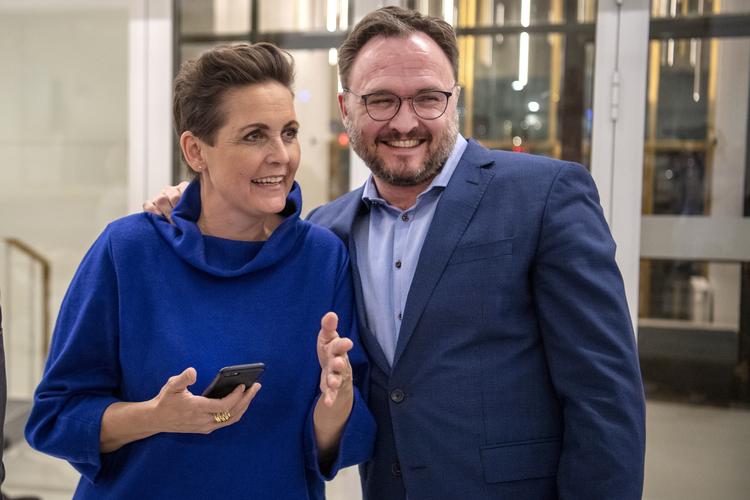 Pia Olsen Dyhr (SF) og klimaminister Dan Jørgensen var i vældig godt humør, efter klimaloven faldt på plads fredag aften. Foto: Thomas Sjørup/Ritzau Scanpix