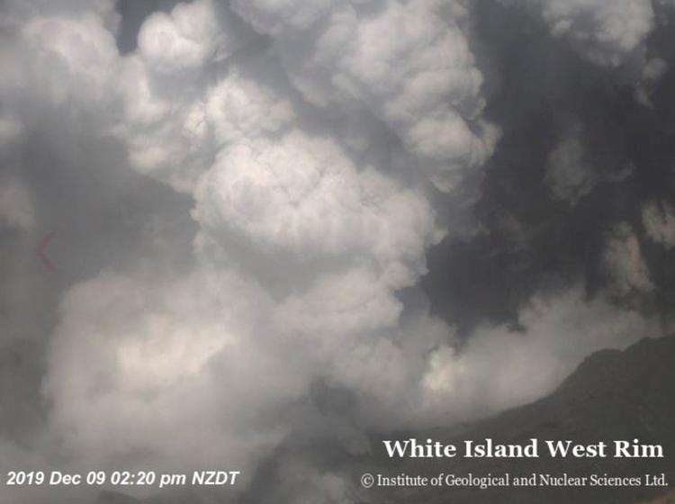 Udbruddet på White Island skete voldsomt og pludseligt, selv om undergrunden var begyndt at rumle i dagene op til. Foto: Social Media/Ritzau Scanpix
