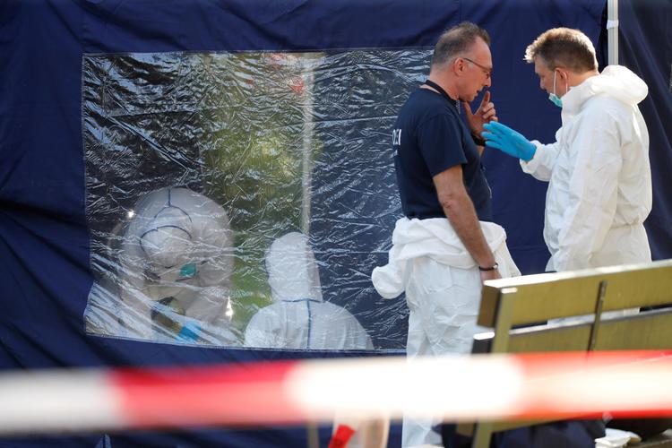 Politi efterforsker drabet på en mand, som blev fundet i Berlins Moabit-kvarter 23. august i år. Tyskland mistænker Rusland for at stå bag drabet på manden, som er fra Georgien. Foto: Fabrizio Bensch/Ritzau Scanpix
