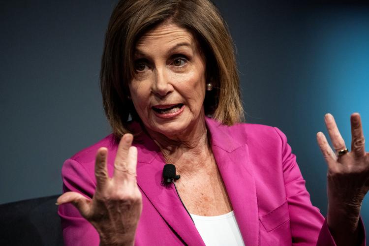 Nancy Pelosi, der er den demokratiske formand for Repræsentanternes Hus, mødtes mandag aften med flere udvalgsformænd.
Her forberedte de demokratiske politikere under et ni timer langt møde sagen mod Trump. Foto: Alexander Drago/Ritzau Scanpix