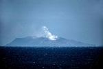 Røg ses stige op fra White Island på New Zealand. Fem personer er blevet dræbt, da vulkanen mandag gik i udbrud. Der var i alt 47 personer på den ubeboede ø, da det skete. 8 personer savnes fortsat. Foto: Marty Melville/Ritzau Scanpix