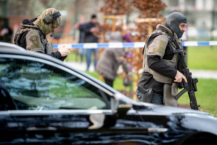 Politibetjente ses nær det sted, hvor en mand har dræbt seks personer. Den formodede gerningsmand er endnu ikke pågrebet. Foto: Lukas Kabon/Ritzau Scanpix