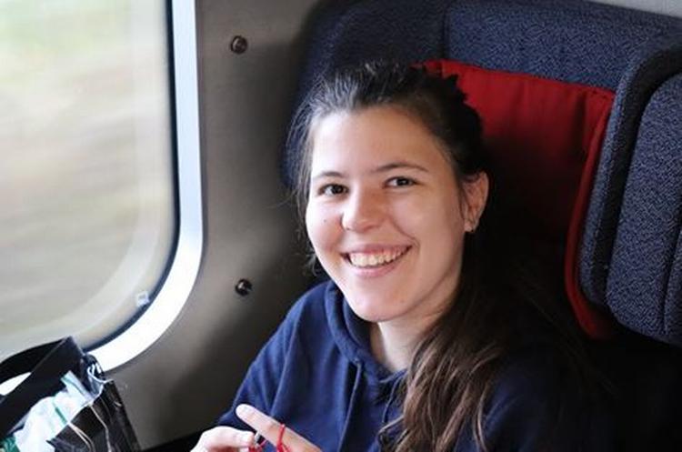Astrid Kidon Jæger føler ikke, at hun kan forsvare at rejse med fly, når hun ved, at det skader klimaet. Hun håber på hurtigere og billigere togrejser i stedet. Foto: Privat