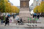 Det skal være slut med at stille løbehjulene, så de spærrer for gående på fortovene. Tilladelserne i København afhænger af, at udlejningsfirmaerne får styr på deres køretøjer. Foto: Thomas Borberg/POLFOTO