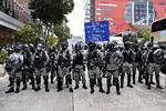 Natten til tirsdag har politiet i Hongkong gjort det største bombefund, siden protester i landet brød ud. På billedet ses politiet i  kvarteret Kawloon Bay under en af de mange demonstrationer, der har præget byen det sidste halve år.    Foto: Jacob Ehrbahn/POLFOTO