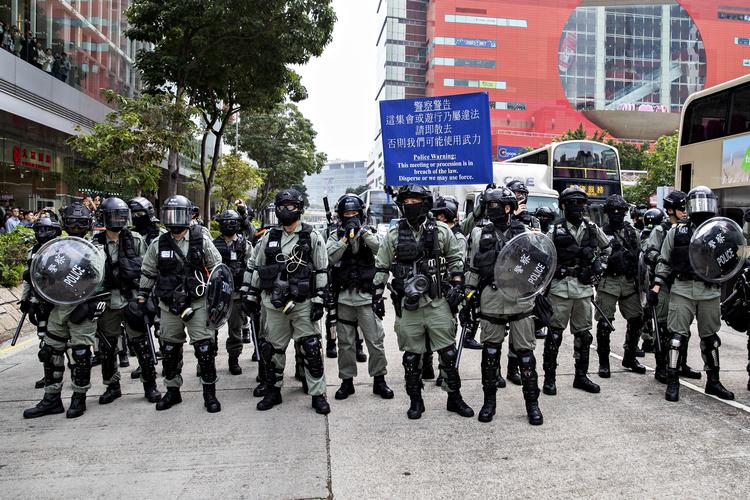 Natten til tirsdag har politiet i Hongkong gjort det største bombefund, siden protester i landet brød ud. På billedet ses politiet i  kvarteret Kawloon Bay under en af de mange demonstrationer, der har præget byen det sidste halve år.    Foto: Jacob Ehrbahn/POLFOTO
