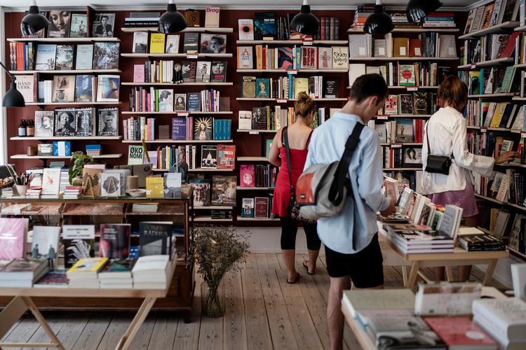 På Brøg Litteraturbar i Fiolstræde i Indre København kan et bogkøb gå hånd i hånd med et glas orangevin.  Foto: Jens Hartmann Schmidt/POLFOTO