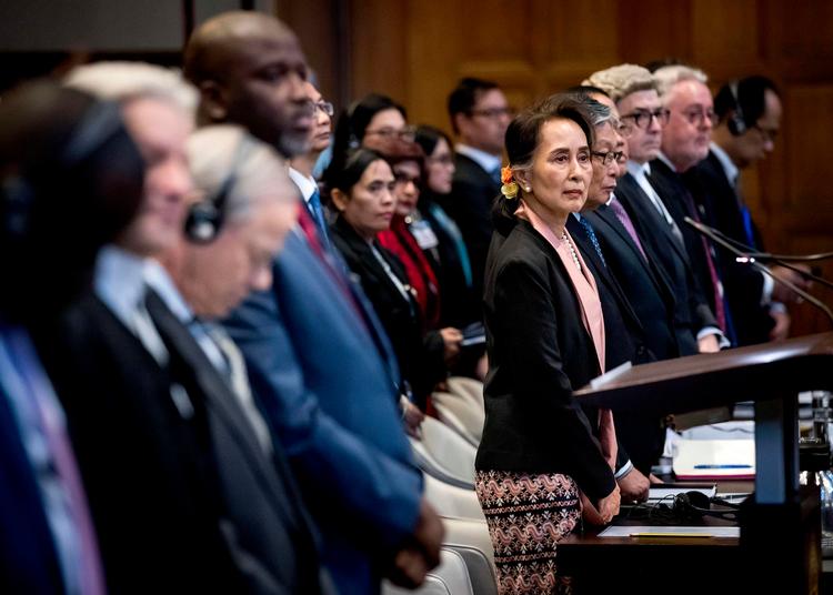 
    Aung San Suu Kyi var tavs, da Gambias justitsminister i retssalen i Haag talte om folkemord, mens en britisk jurist understregede hendes passivitet overfor volden. 
   Foto: Koen Van Weel/Ritzau Scanpix