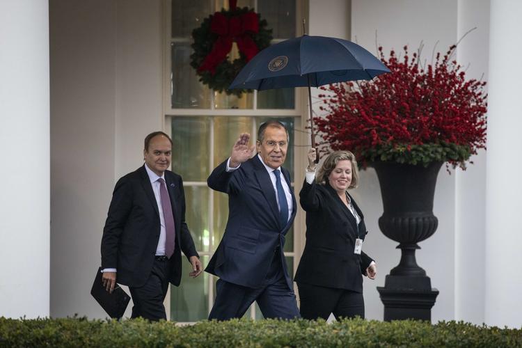 Den russiske udenrigsminister, Sergey Lavrov, forlader Det Hvide Hus efter et møde med den amerikanske præsident, Donald Trump.  Foto: Drew Angerer/Ritzau Scanpix