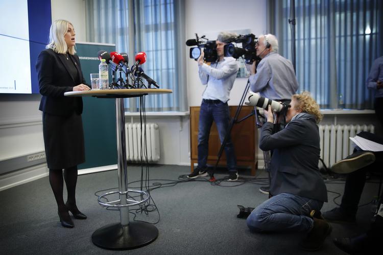 Tirsdag den 10. december holdt forsvarsminister, Trine Bramsen (S) pressmøde i Forsvarsministeriet, efter det er kommet frem, at Rigsrevisionen på baggrund af et tip fra en whistleblower undersøgte muligheden for svindel i Forsvarsministeriets Ejendomsstyrelse. I rapporten kritiserede Rigsrevisionen manglende kontrol, hvilket man vurderede medførte en betydelig risiko for svindel med styrelsens midler.   Foto: Jens Dresling/POLFOTO