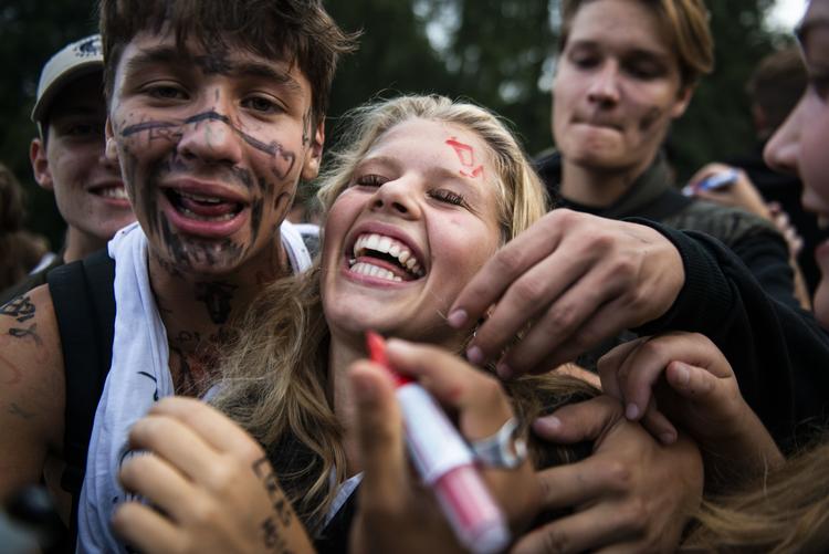 Ny landsdækkende undersøgelse viser stadig højt forbrug af alkohol hos de unge i gymnasiet. Her ses unge i festeligt lag til den såkaldte 'puttefest' i Dyrehaven, hvor flere tusinde unge gymnasieelever deltager. Foto: Stine Tidsvilde