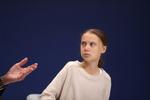 Det er ifølge klimaaktivist, Greta Thunberg, »skamløst«, at verden er tavs om volden mod Brasiliens oprindelige befolkning, fordi de prøver at beskytte skovene mod fælning. Brasiliens præsident har svaret og kaldt Thunberg for en »møgunge«.  Foto: Sergio Perez/Ritzau Scanpix