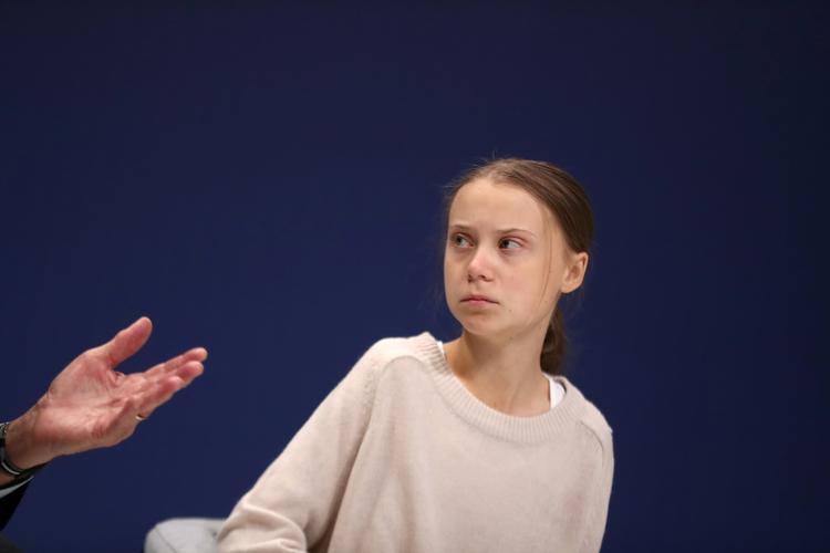 Det er ifølge klimaaktivist, Greta Thunberg, »skamløst«, at verden er tavs om volden mod Brasiliens oprindelige befolkning, fordi de prøver at beskytte skovene mod fælning. Brasiliens præsident har svaret og kaldt Thunberg for en »møgunge«.  Foto: Sergio Perez/Ritzau Scanpix