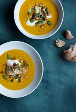 De ristede kikærter giver struktur og bid til den bløde fisk, der fungerer som topping i denne suppe. Foto: Line Thit Klein