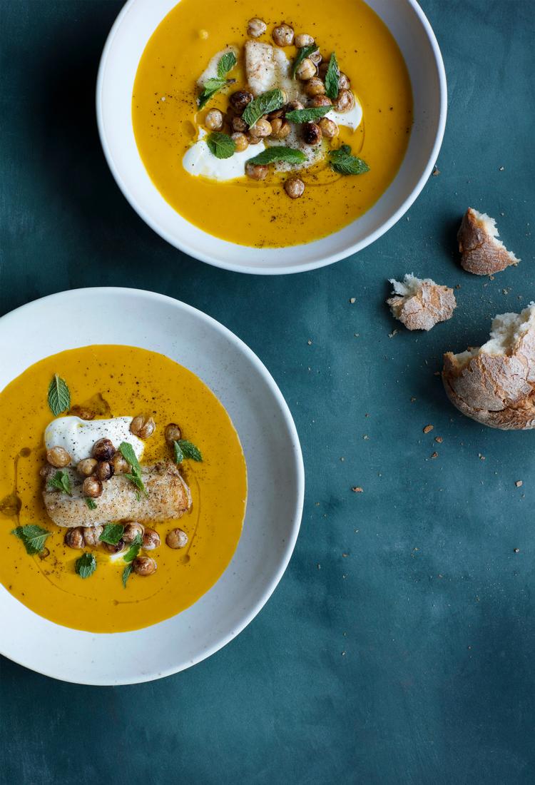 De ristede kikærter giver struktur og bid til den bløde fisk, der fungerer som topping i denne suppe. Foto: Line Thit Klein