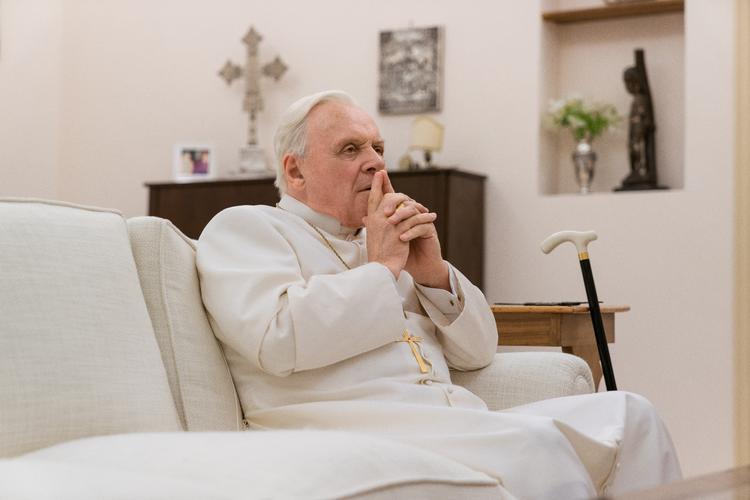 I 'The Two Popes' spiller Hopkins den tyske kardinal Ratzinger, der blev pave Benedikt XVI, mens Jonathan Pryce spiller kardinal Bergoglio, der nu sidder i Vatikanets varme stol som den første pave Frans. 