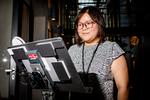 Irene Loo, der arbejder i Vibenshuset, benytter hver dag muligheden for at betale med ansigtet. Selvom hun føler sig tryg ved det, har hun alligevel spekuleret på, om der kunne komme en person, der lignede hende så meget, at løsningen ville lave en fejl. Foto: Jens Hartmann Schmidt/POLFOTO