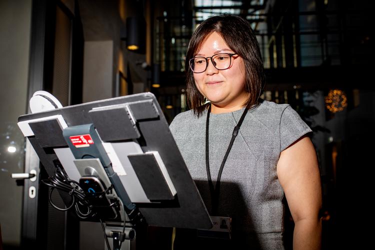 Irene Loo, der arbejder i Vibenshuset, benytter hver dag muligheden for at betale med ansigtet. Selvom hun føler sig tryg ved det, har hun alligevel spekuleret på, om der kunne komme en person, der lignede hende så meget, at løsningen ville lave en fejl. Foto: Jens Hartmann Schmidt/POLFOTO