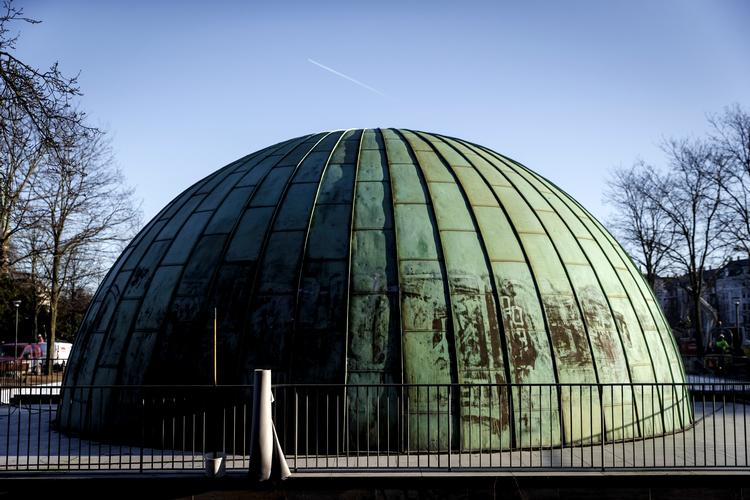 
Arne Jacobsens karakteristiske scenebygning, der her ses bagfra, er renoveret.
   Foto: Mads Nissen/POLFOTO