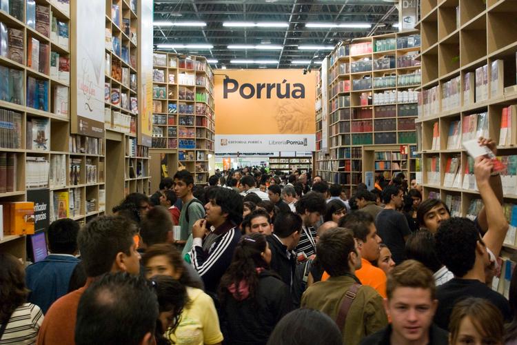 Med over 800.000 besøgende bliver der langet masser af bøger over disken i Guadalajara, som er verdens næststørste bogfestival. Foto:  © FIL / Guillermo Gálvez