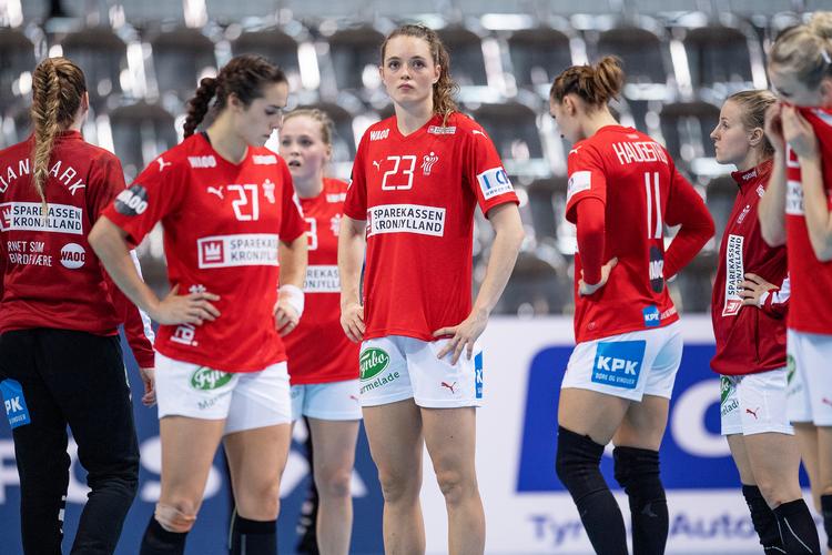 De tomme blikke illustrerer meget godt, hvad de danske kvinder tabte, da kampen mod Serbien endte uafgjort. Nu går der fire år, før en ny OL-chance kommer.
   Foto: Bo Amstrup/Ritzau Scanpix