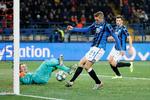 Efter et VAR-gennemsyn blev denne scoring af belgieren Timothy Castagne godkendt, og så var Atalanta på kurs mod ottendedelsfinalerne.
   Foto: Gleb Garanich/Ritzau Scanpix