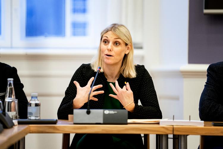Forsvarsminister Trine Bramsen svarede i dag på spørgsmål fra de øvrige forsvarsordførere om sagen i Forsvarsministeriets Ejendomsstyrelse. Her lovede hun blandt andet at igangsætte en stor undersøgelse af forløbet.  Foto: Ida Guldbæk Arentsen/Ritzau Scanpix