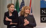 Mette Frederiksen (Heidi Gardner) og Erna Solberg (Chloe Fineman) portrætteres som stærkt benovede over at være i samme rum som statsoverhovederne fra især Frankrig, Canada og Storbritannien. Skærmdump NBC