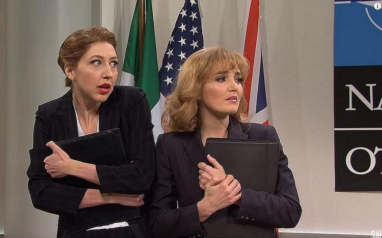 Mette Frederiksen (Heidi Gardner) og Erna Solberg (Chloe Fineman) portrætteres som stærkt benovede over at være i samme rum som statsoverhovederne fra især Frankrig, Canada og Storbritannien. Skærmdump NBC