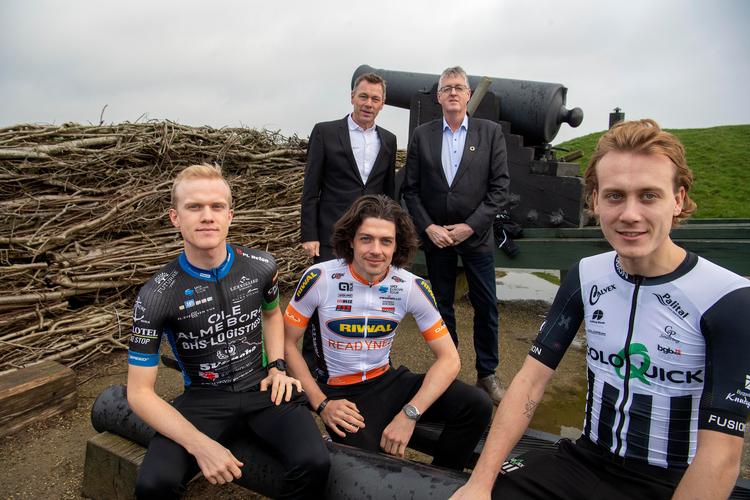 Tre af de mulige danske deltagere i næste års PostNord Danmark Rundt Mathias Bregnhøj (BHS-Almeborg Bornholm), Torkil Veyhe (Riwal Readynez) og, Daniel Bligaard Lyhne. (coloQuick) poserer sammen med løbsdirektør Jesper Worre (t.v.) og Sønderborgs borgmester Erik Lauritzen ved Det Historiske Center på Dybbøl Banke, hvor ruten til den hjemlige cykelrundtur 2020 offentliggjordes. Foto: Thomas Sjørup/Ritzau Scanpix) Foto: Thomas Sjørup/Ritzau Scanpix