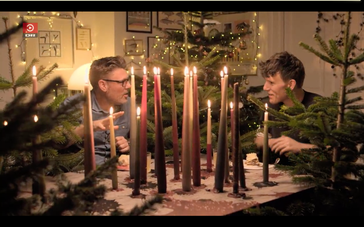 Hvem drømmer ikke om at spise sin julemiddag i en spisestue forklædt som juletræsplantage på svampe? Ingen. Som i nul personer. Men point for fantasien.  Foto: DR