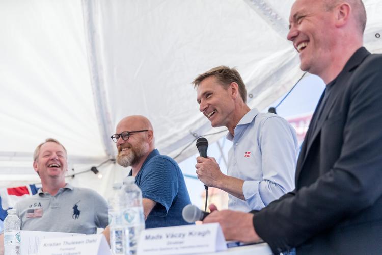 'Mads  &amp; Monopolet'  er uden  sammenligning den mest  populære  podcast  i Danmark.  Her har Mads  Steffensen  (med briller)  sammensat  et kendispanel  til Folkemødet  på Bornholm.   Foto: Mads Nissen