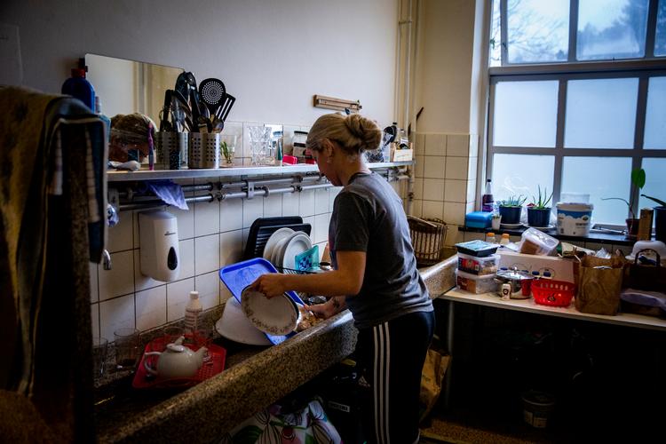 Nahid Rezai er 27 år og kommer fra Iran. Hun glæder sig til at flytte fra Sjælsmark sammen med sin mand og parrets to børn.  Foto: Jens Hartmann Schmidt/POLFOTO