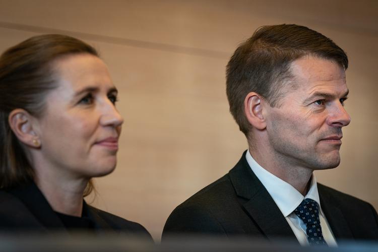 Færøernes lagmand, Bárður Nielsen, sidder med statsminister Mette Frederiksen (S) under statsministerens besøg på Færøerne i november. Lagmanden er angiveligt afpresset af den kinesiske ambassadør i Danmark til at vælge Huawei som leverandør af 5G til Færøerne. Foto: Niels Christian Vilmann/Ritzau Scanpix